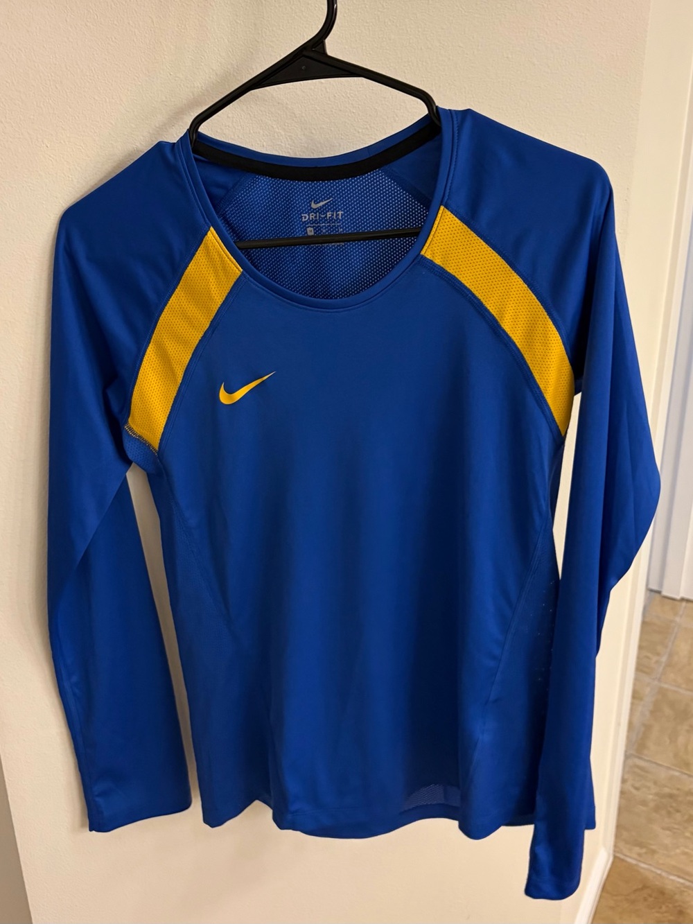 Nike Dri-Fit Long Sleeve Performance Top - Blue & Yellow size med